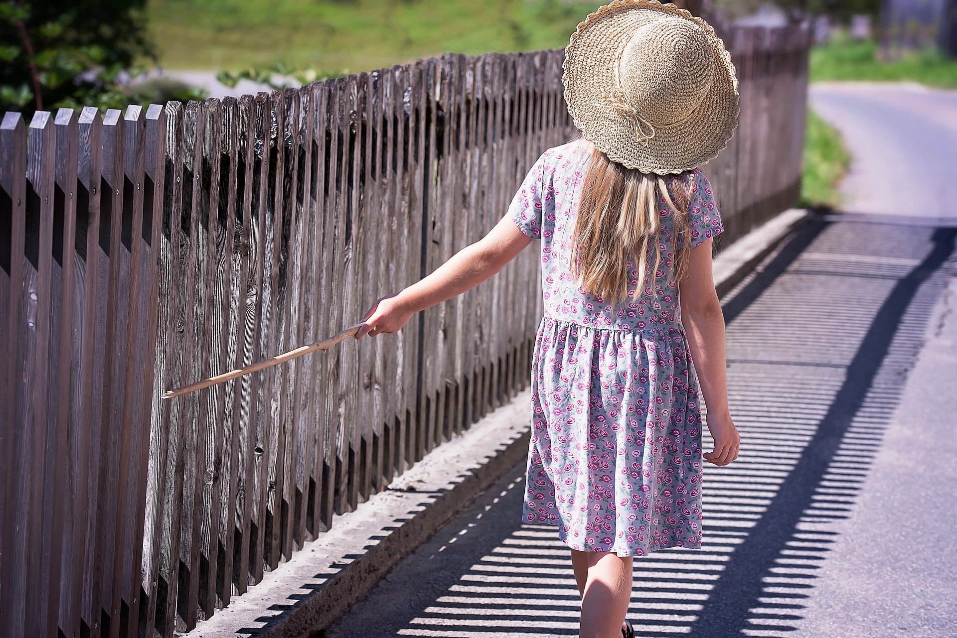 Una nena passejant per una zona exterior
