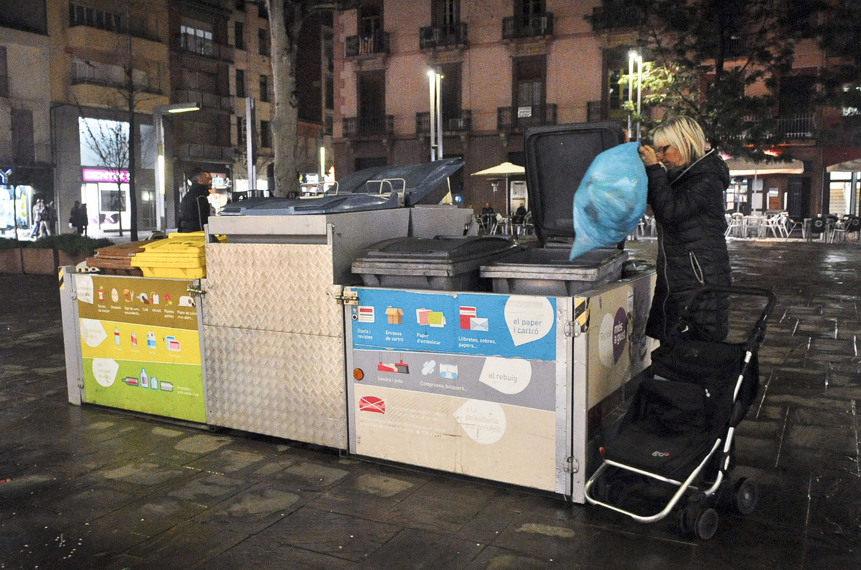 Una plataforma mòbil de contenidors a la plaça Perpinyà en una imatge d'arxiu