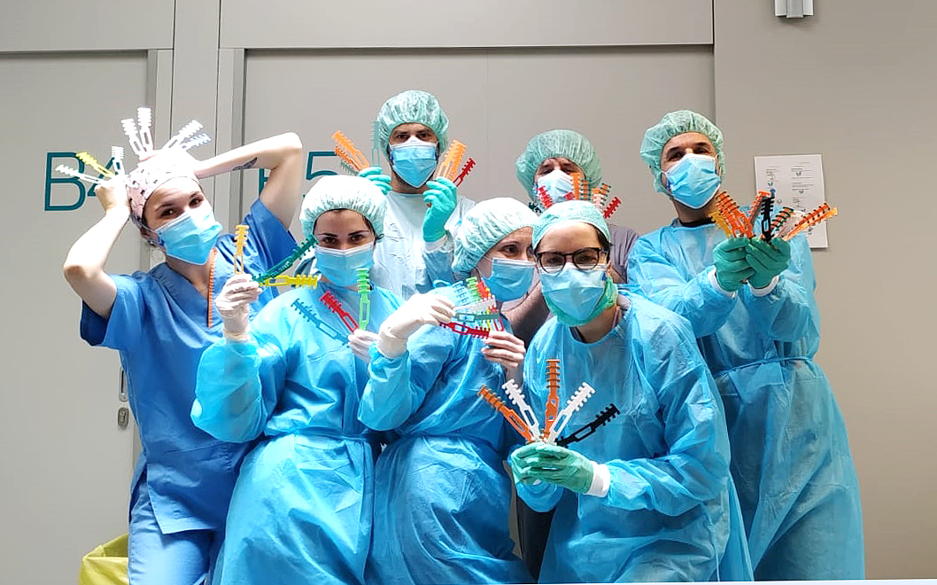 Un equip d'un hospital amb els salva orelles fets per Makers Baix Montseny
