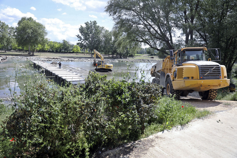 Una màquina treballant aquesta setmana a la passera de Manlleu