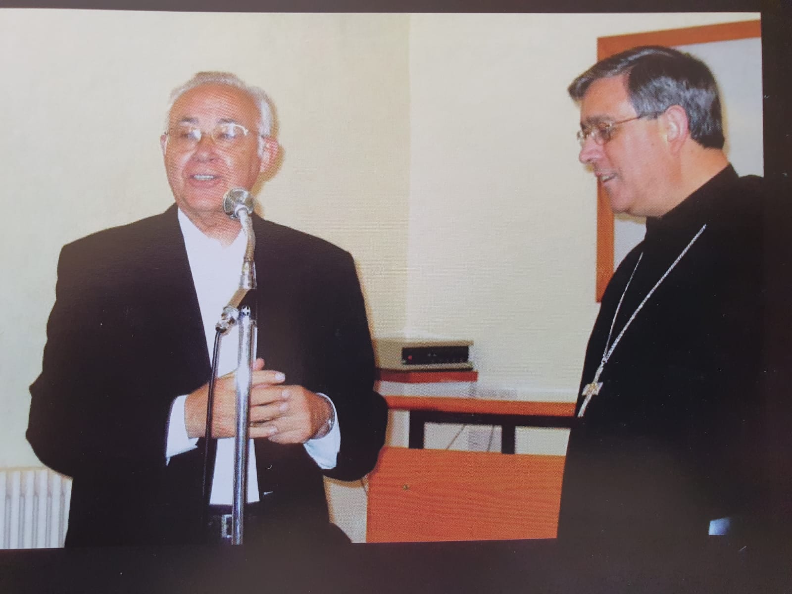 Mossèn Albert Torrens amb l'abat de Montserrat en una peregrinació de l'any 2006