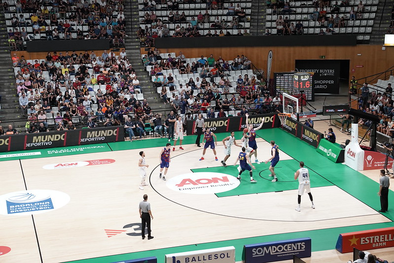 Imatge d’un partit de bàsquet a l’Olímpic de Badalona