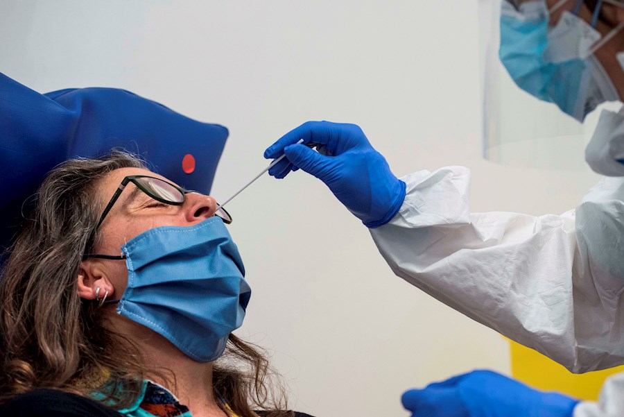 Una sanitària fa un test d'anticossos de Covid-19 a l'Hospital Mateu Orfila de Maó, Menorca