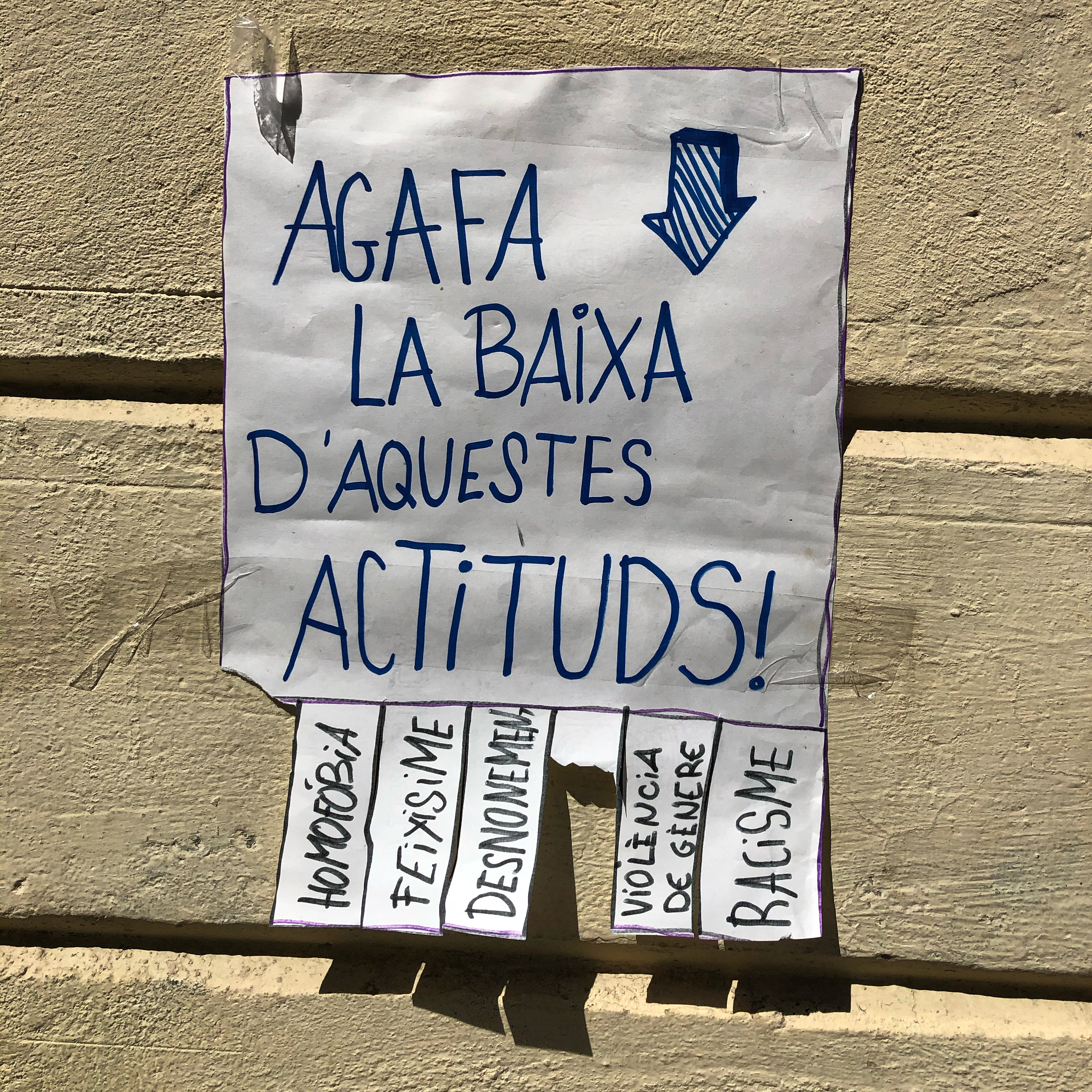 Un cartell a la plaça de la Catedral de Vic demanava erradicar algunes actituds