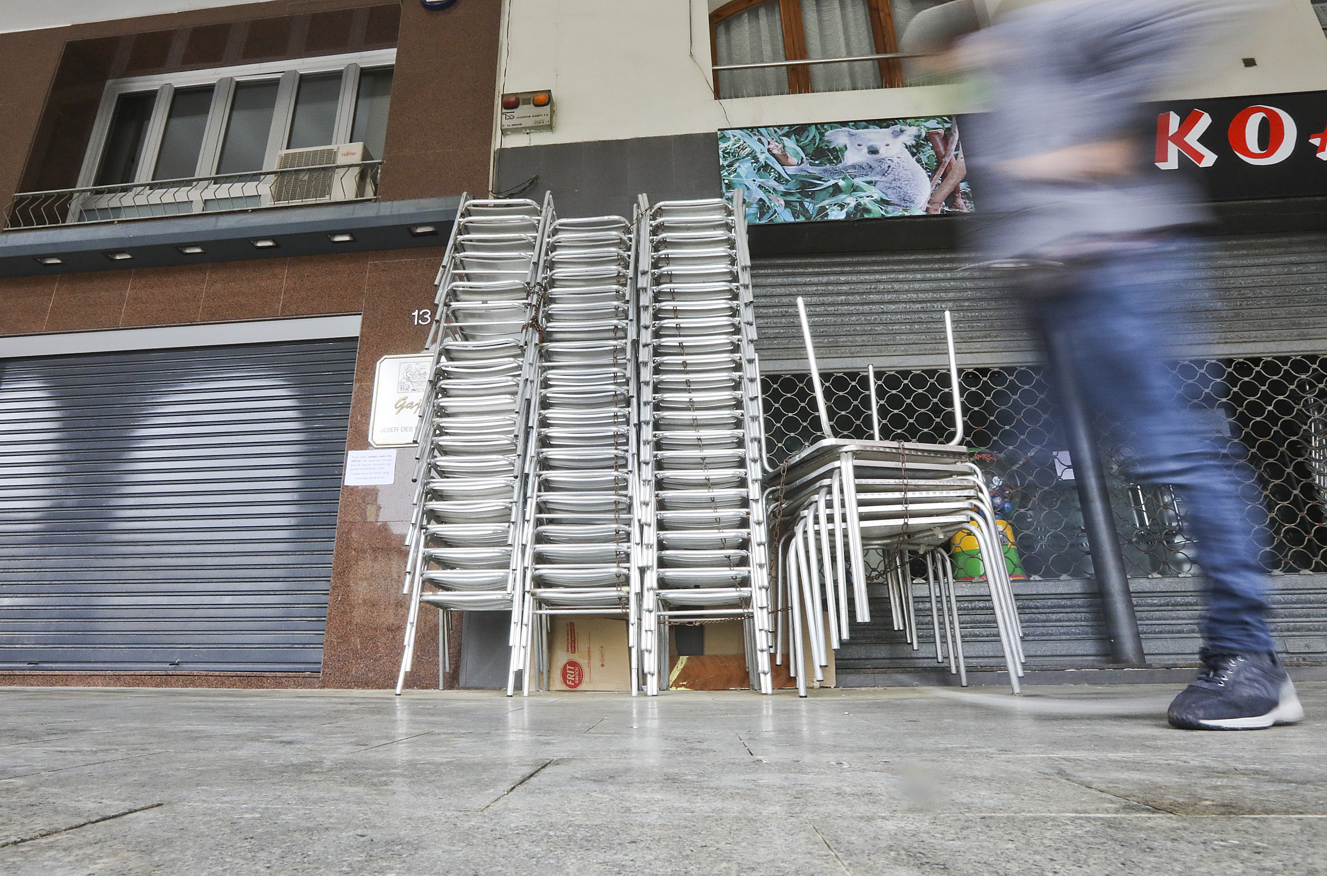 Taules i cadires plegades a l’exterior d’un dels bars de la plaça Fra Bernadí de Manlleu
