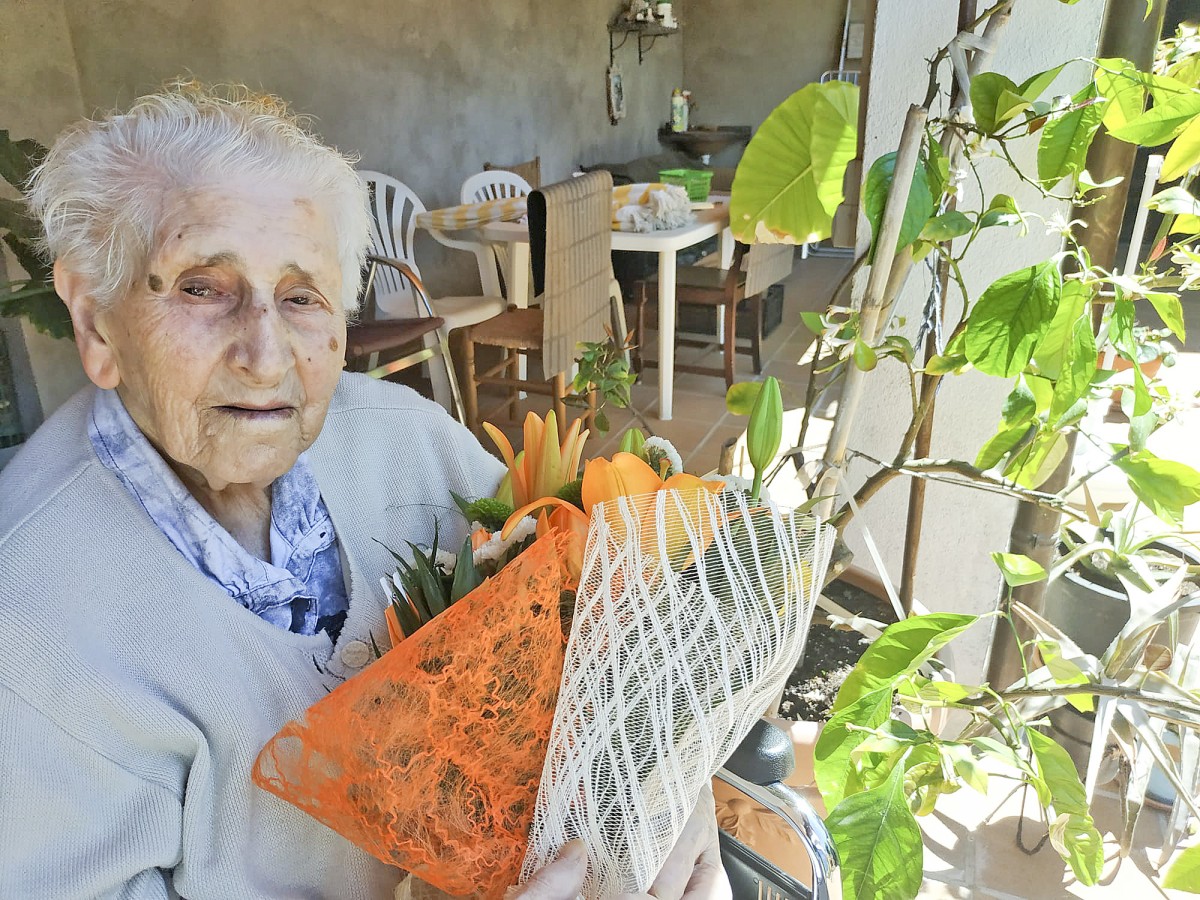 L'àvia de 104 anys, dilluns amb un ram de flors