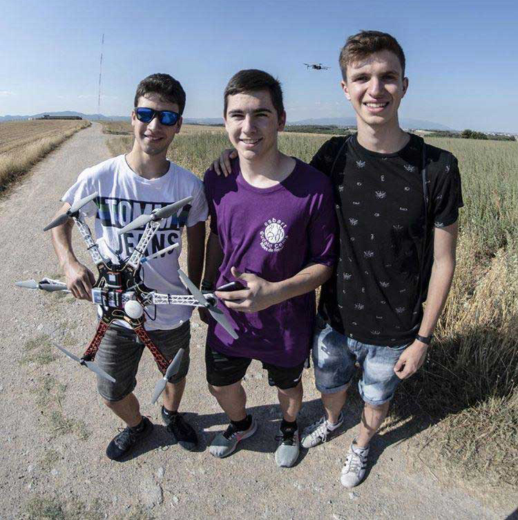 Els tres alumnes de l'escola Sant Gervasi del Mollet que han presentat el treball amb el dron
