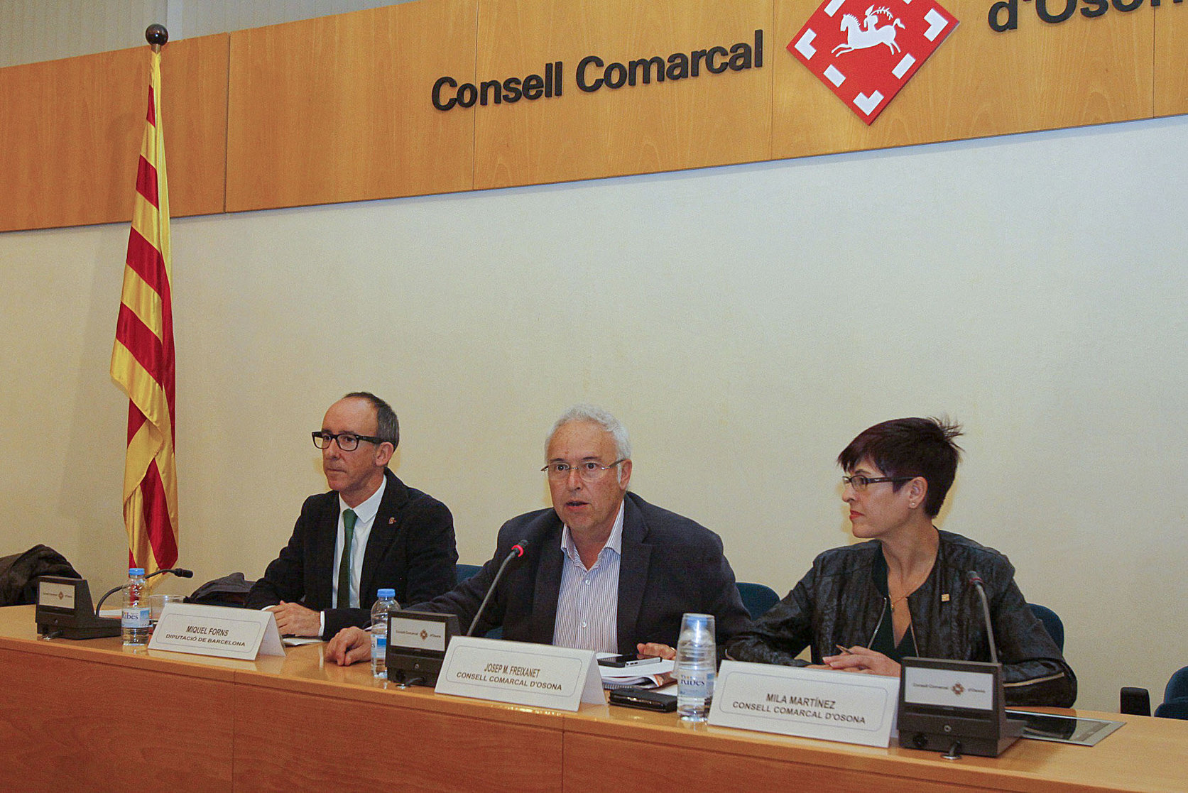 Josep Maria Freixanet, al mig, en un acte al Consell Comarcal d'Osona