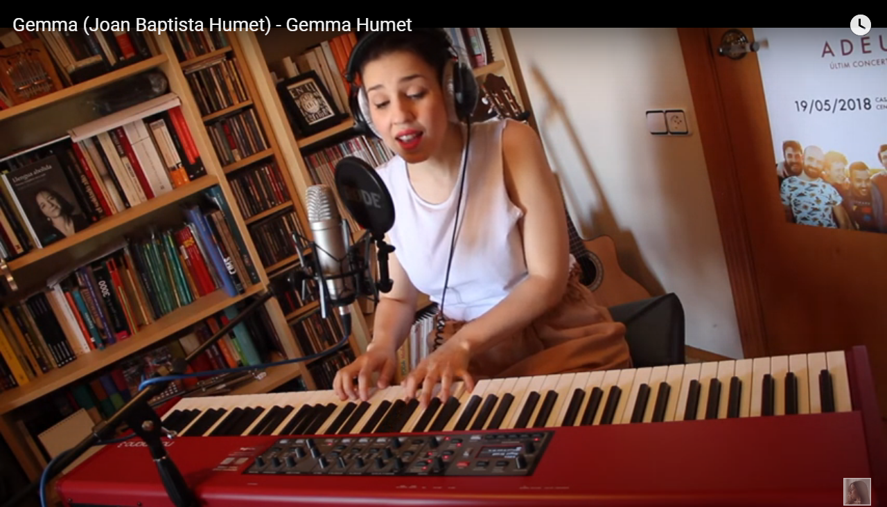 Gemma Humet, cantant 'Gemma' des de casa seva a Centelles