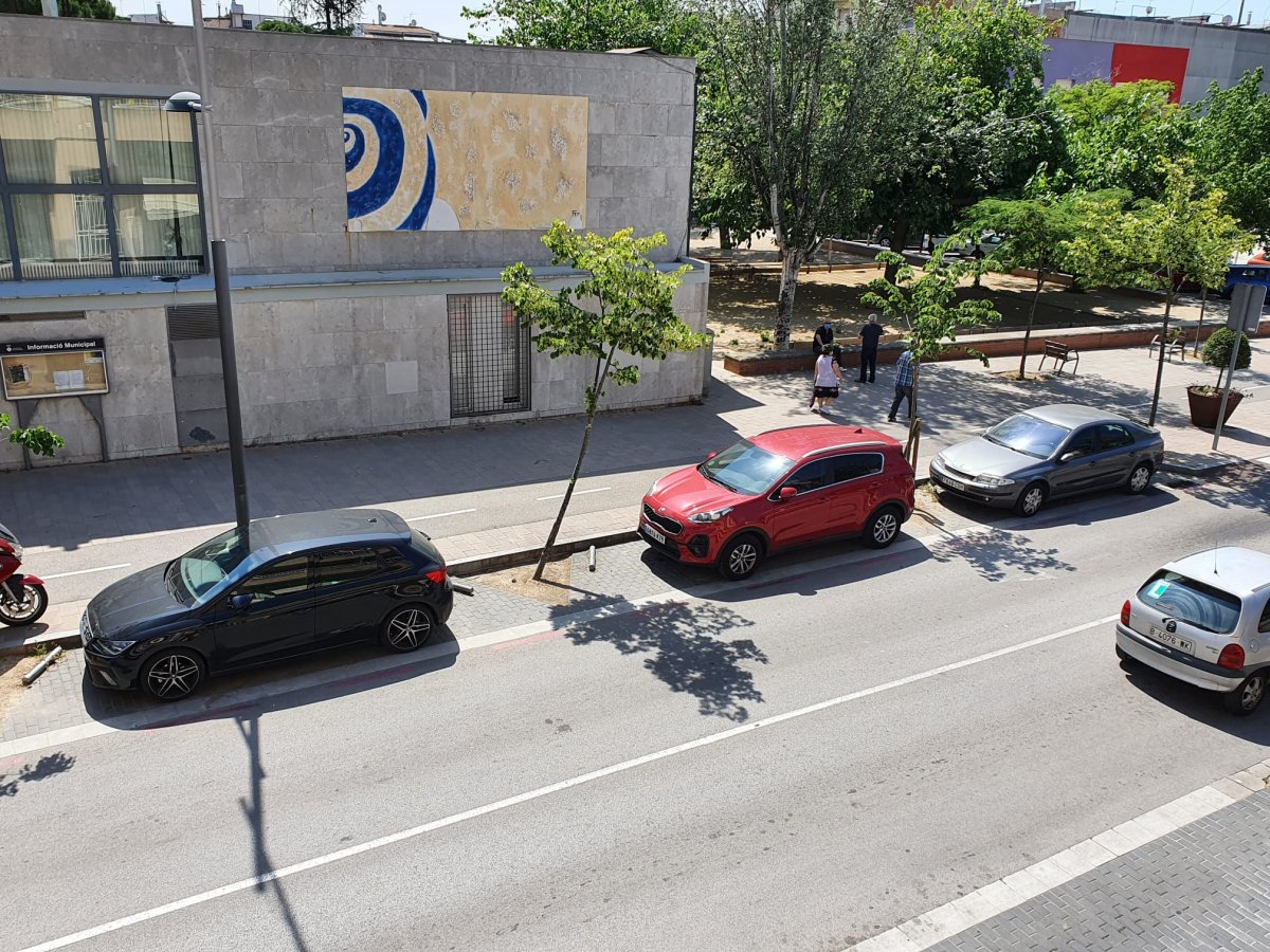 Estacionaments amb zona vermella al carrer Indústria de Canovelles