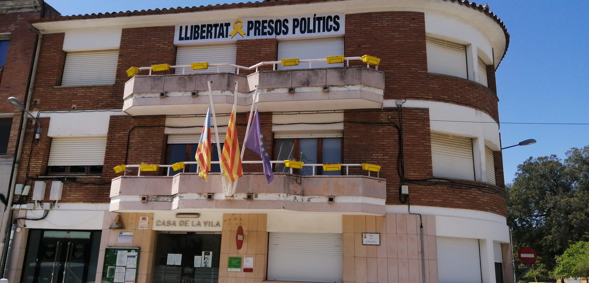 Les banderes a mig pal a l'Ajuntament de Vallromanes