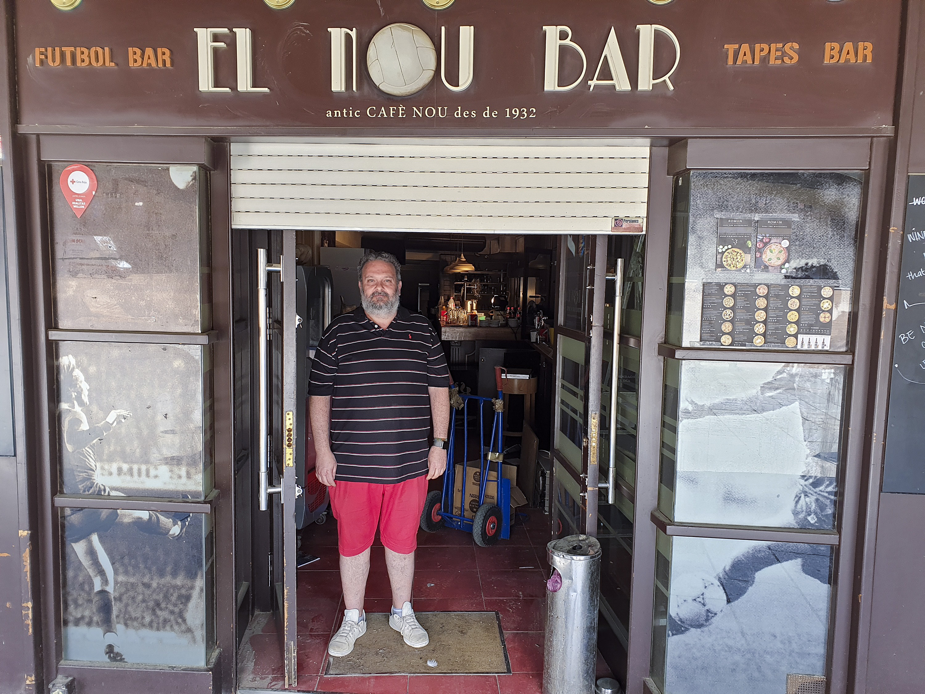 Miquel Farré, propietari del bar, divendres passat buidant el local
