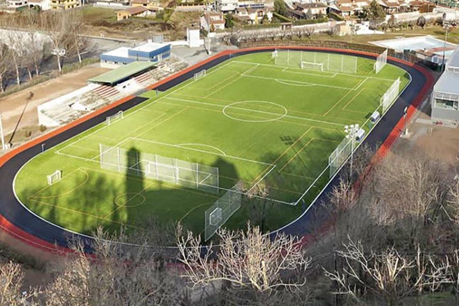 El camp de futbol i la pista d'atletisme de Torelló poc després d'inaugurar-se
