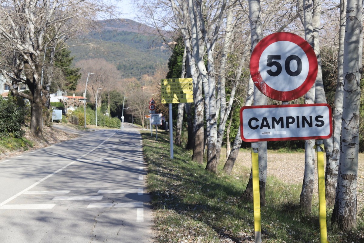 Vista del poble de Campins, al peu de la carretera de Santa Fe