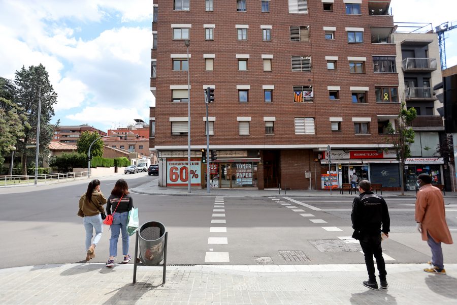 Vianants a la cruïlla dels carrers Francesc Ribas i Girona, a Granollers