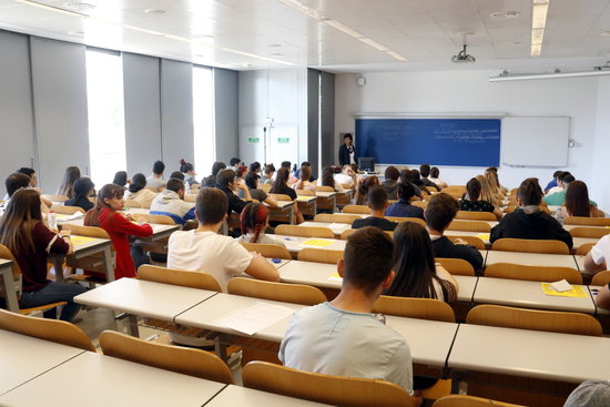 Alumnes d'esquenes en una classe a Lleida per examinar-se dels primers exàmens de selectivitat el 2019