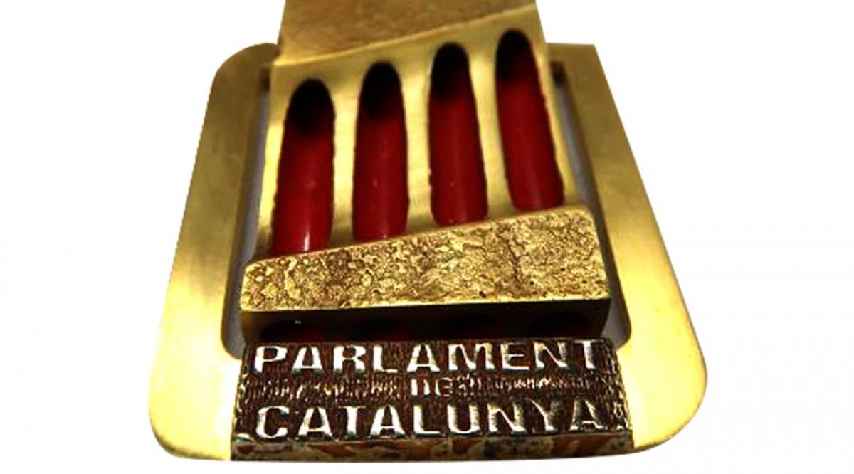 La Medalla d'Honor del parlament és un disseny que va fer Antoni Comella Font
