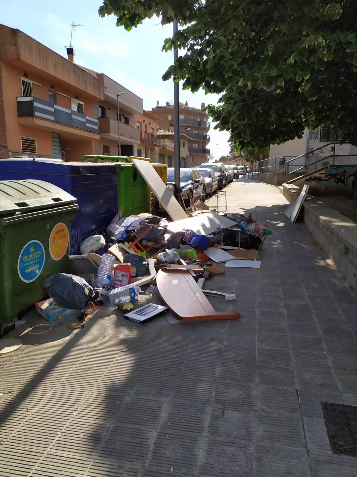 Residus fora dels contenidors en un carrer de Sant Celoni