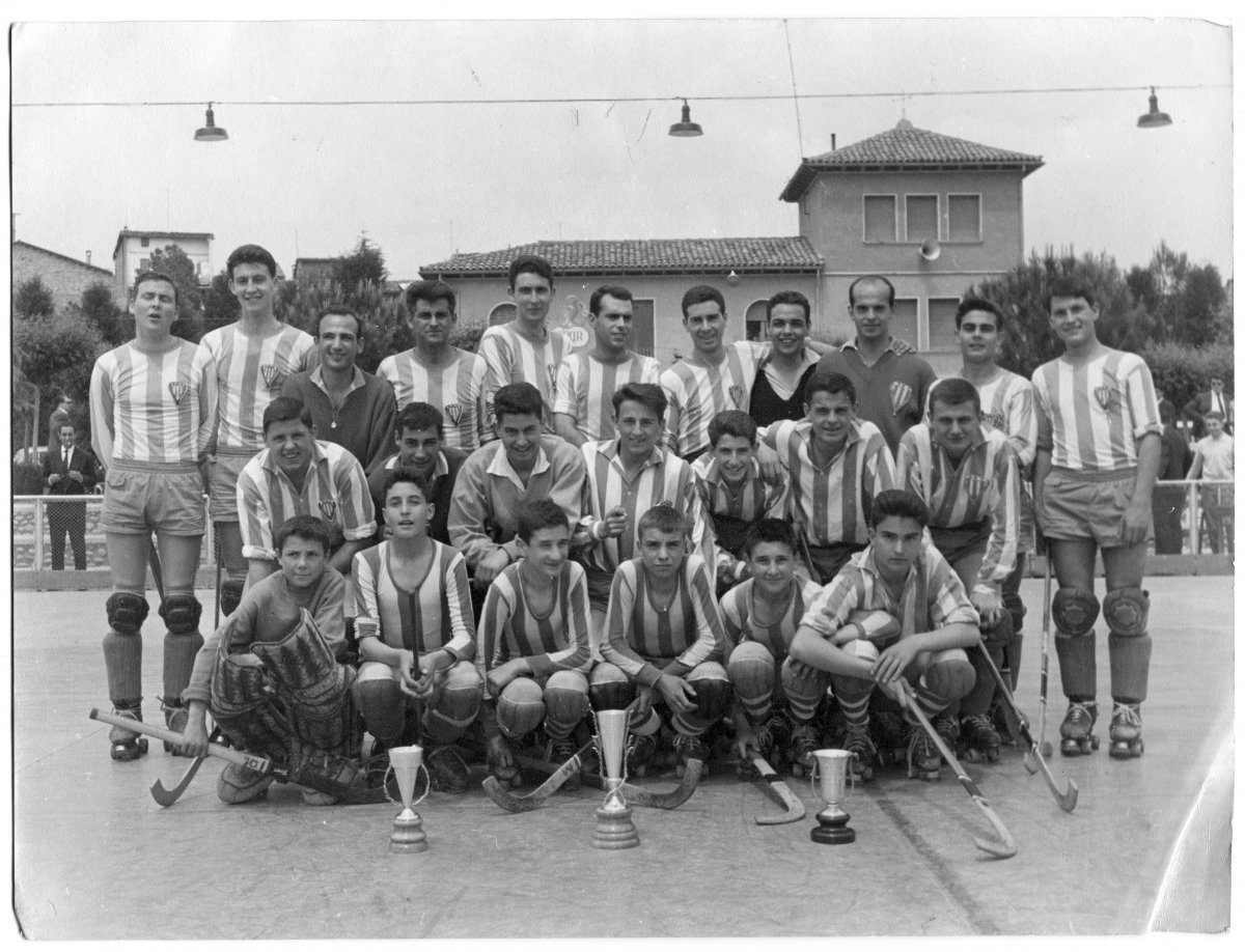 Zabalía, tercer per la dreta a darrere de tot, en una imatge de l’any 1963 dels principals equips del Voltregà