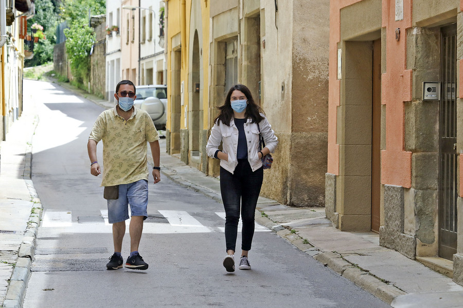 Arnau Vila i Júlia Russell, passejant dilluns pel carrer de la Mercè de Sant Julià