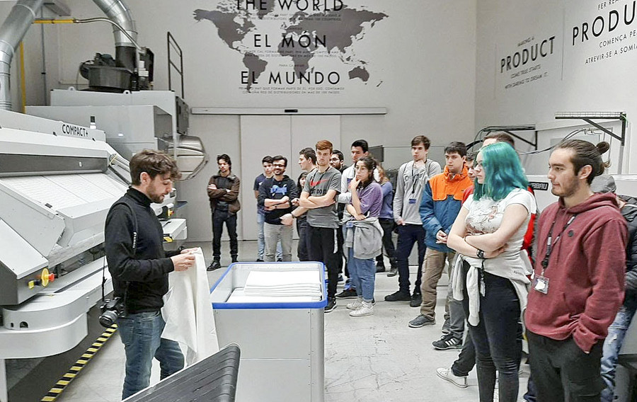 Els alumnes participants en una de les visites que van fer a la fàbrica de Girbau