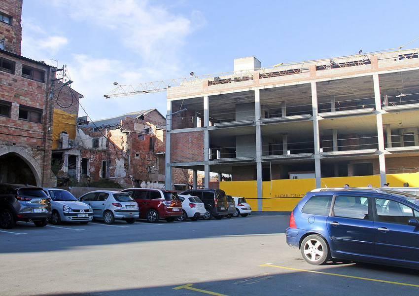 Vista d'una part de l'edifici que s'haurà de reformar i que connecta la plaça Major i la 1 d'octubre