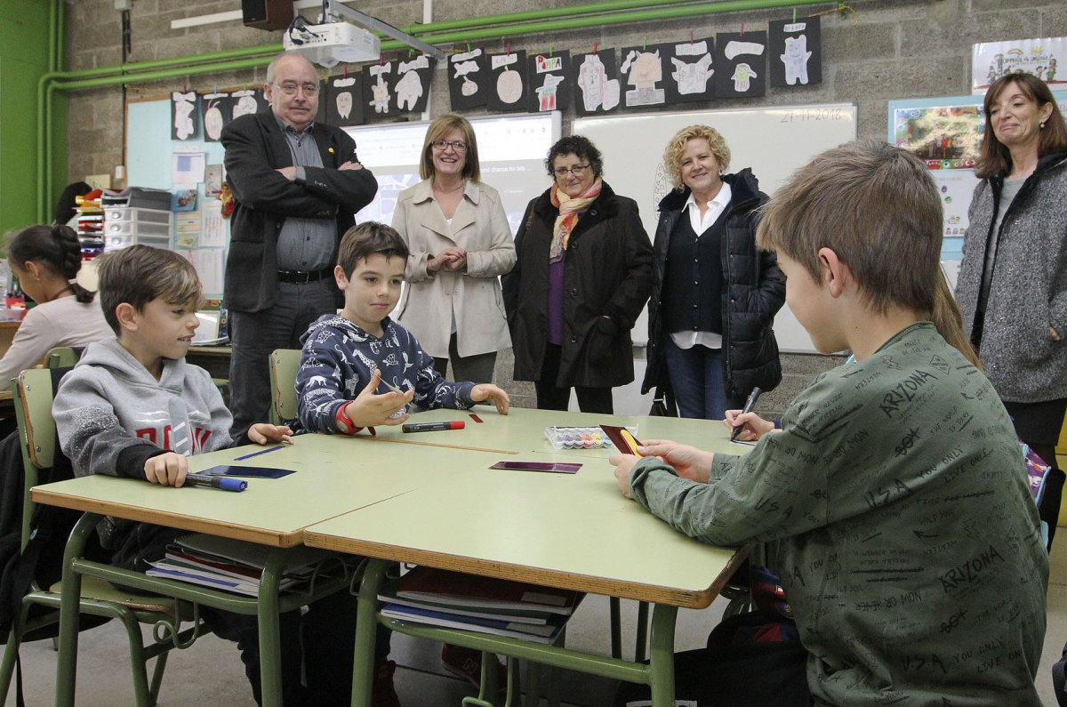 El conseller Bargalló en una visita a l'escola de Balenyà el 2018