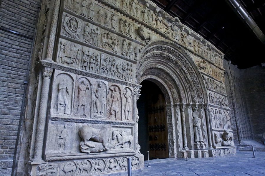 La portalada del monestir després de ser restaurada a principis del 2017