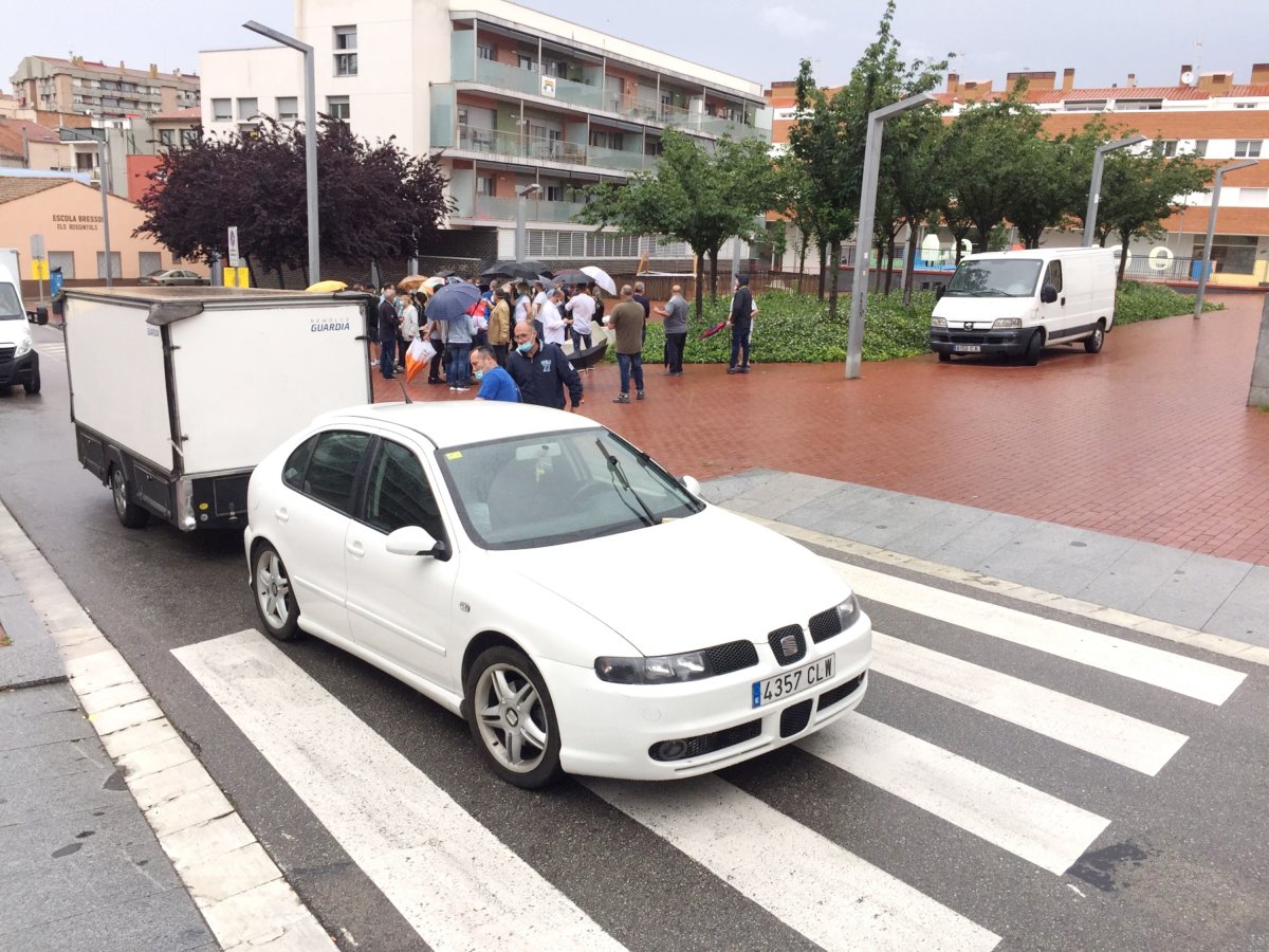 Un marxant desmuntant la parada dijous passat a Can Comas