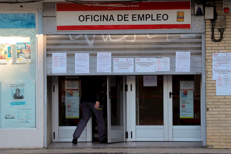 Un home entra a una oficina de treball a Madrid