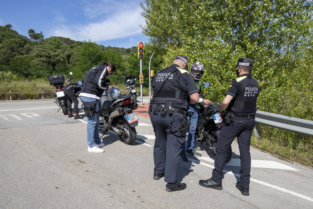 Agents de la Policia Local de Sant Celoni amb motoristes aturats aquest diumenge al matí
