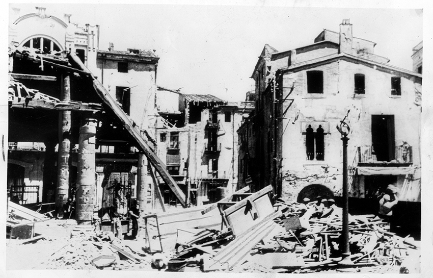 La Porxada derruïda pel bombardeig del 1938