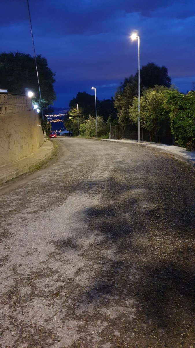 Un carrer del Farell amb la nova il·luminació