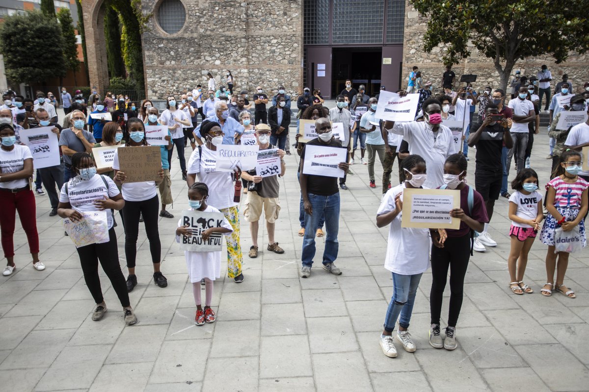 Participants en la concentració mostren pancartes reivindicatives