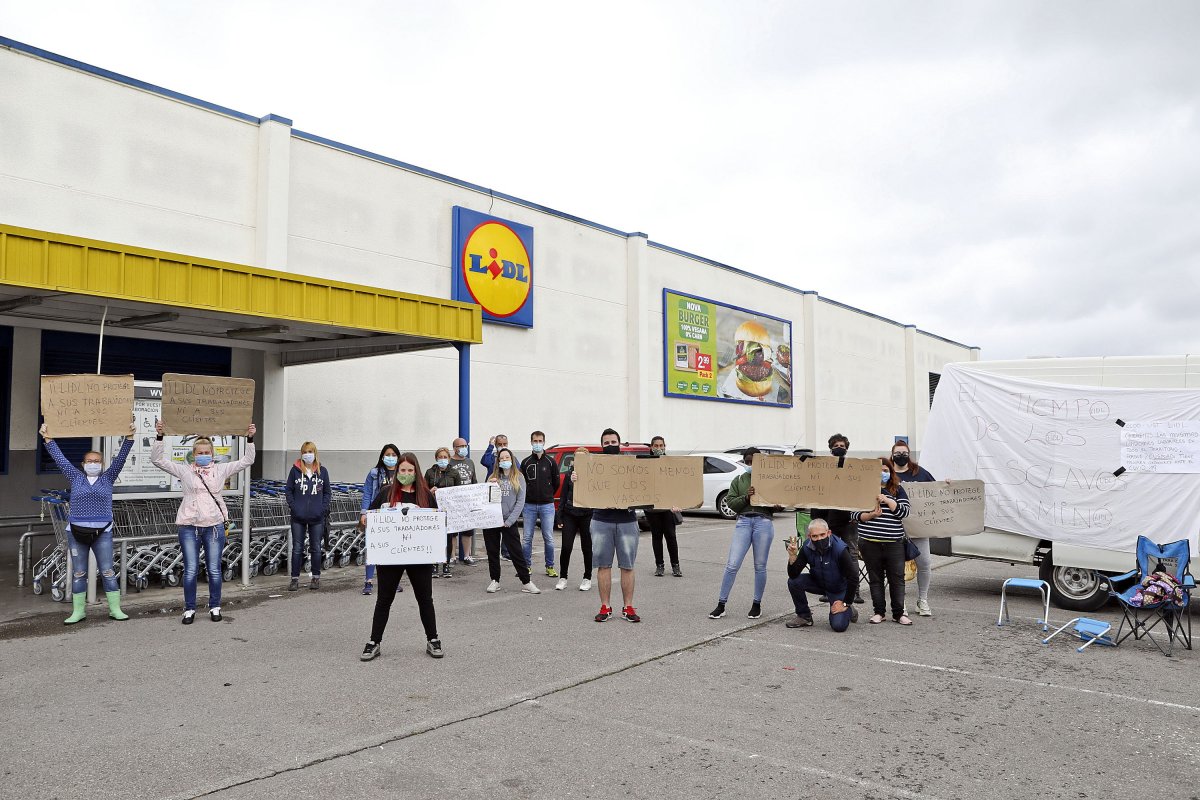 Els treballadors de Lidl a Vic han protestat davant l'establiment