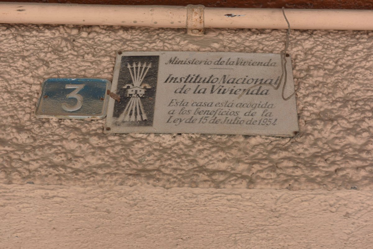 Una de les plaques que encara figuren en un bloc de pisos del carrer Major