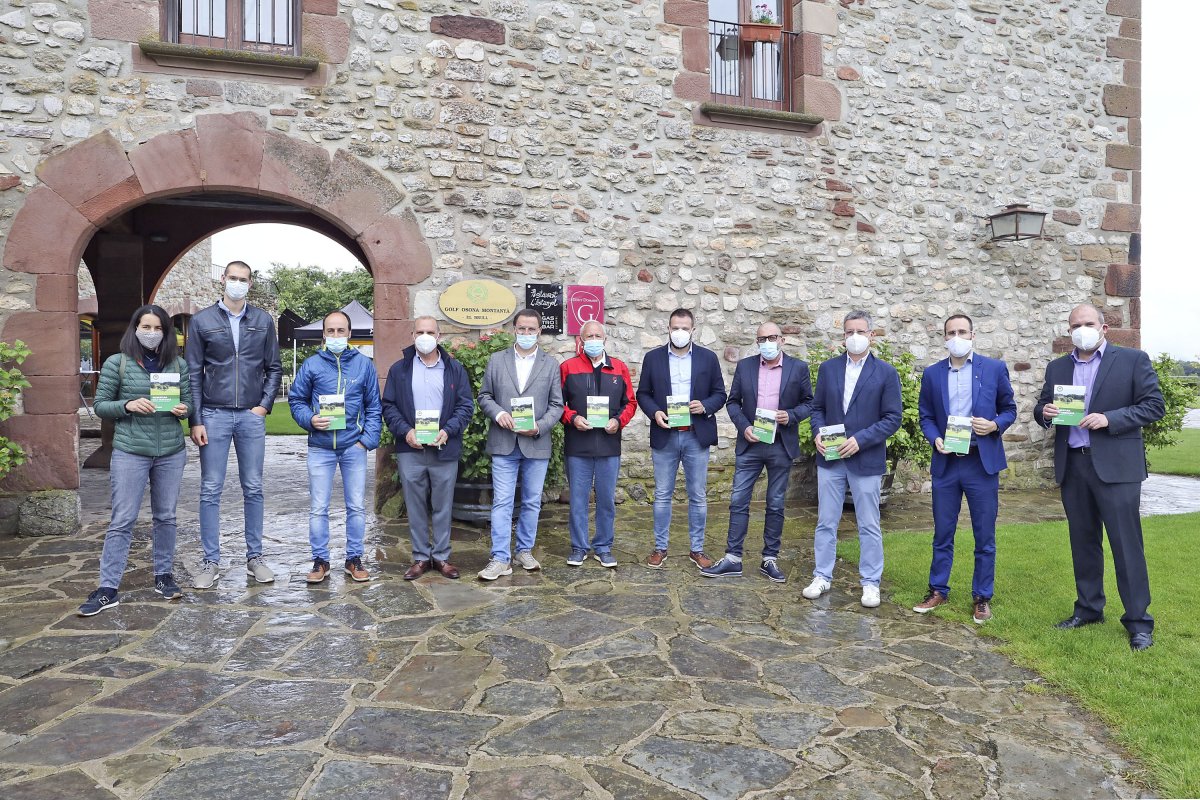 La delegació de la Generalitat i el Consell Comarcal que dimarts va visitar el Montanyà