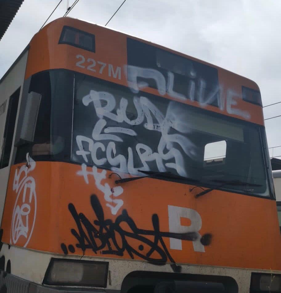 Vista del grafiti que va aparèixer a la cabina de conducció d'un tren de la R3