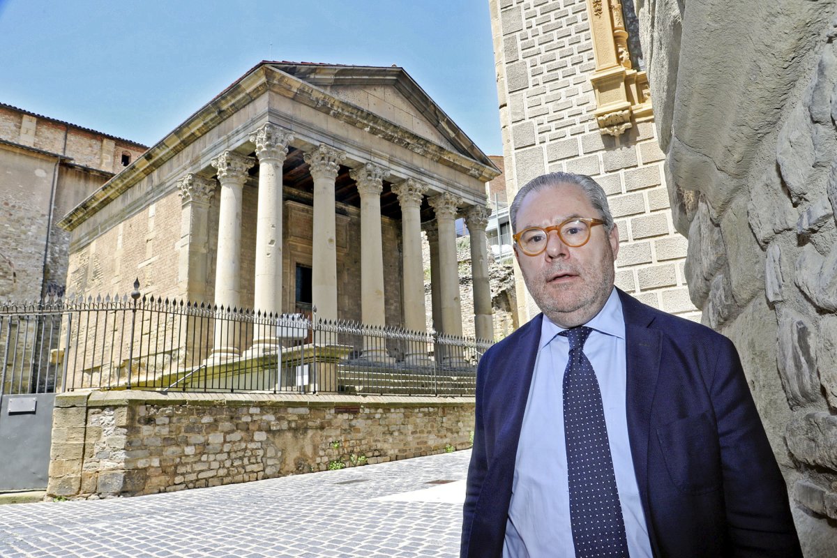 Josep Arimany, davant el Temple Romà de Vic en una imatge d'arxiu