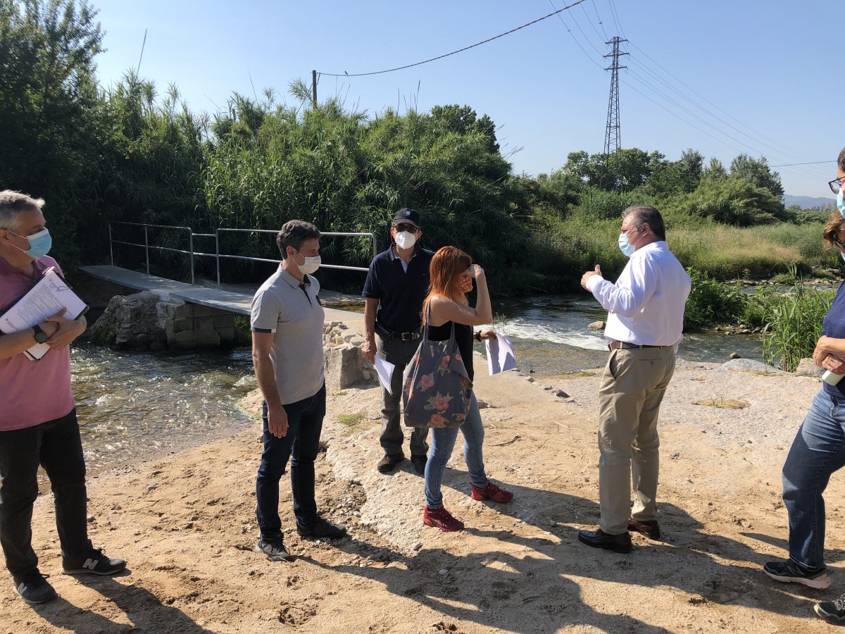 L'alcaldessa, Marta Bertran, Lluís Ridao i membres de l'Ajuntament, l'ACA i Forestal Catalana, al costat d'una passera sobre el Tenes