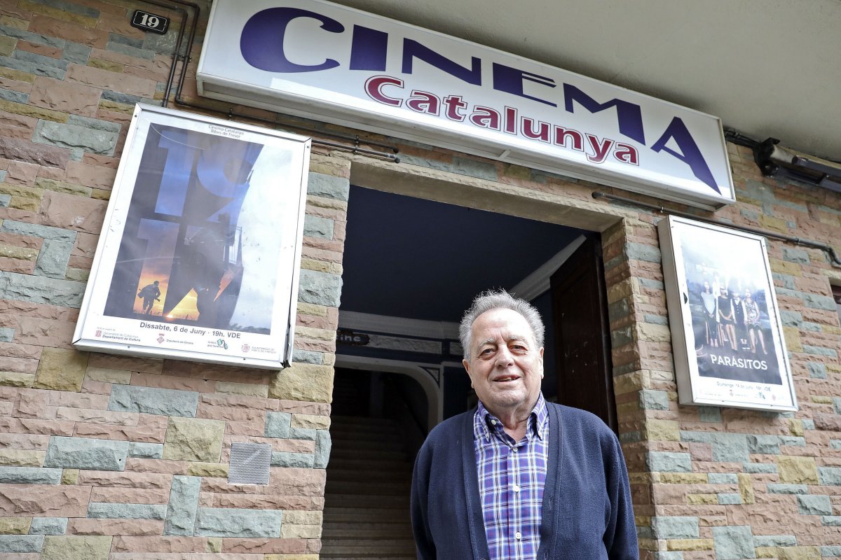 Eugeni Casals, ànima del cinema Catalunya,amb els cartells de la sessió d'aquest dissabte preparats a la porta de la sala