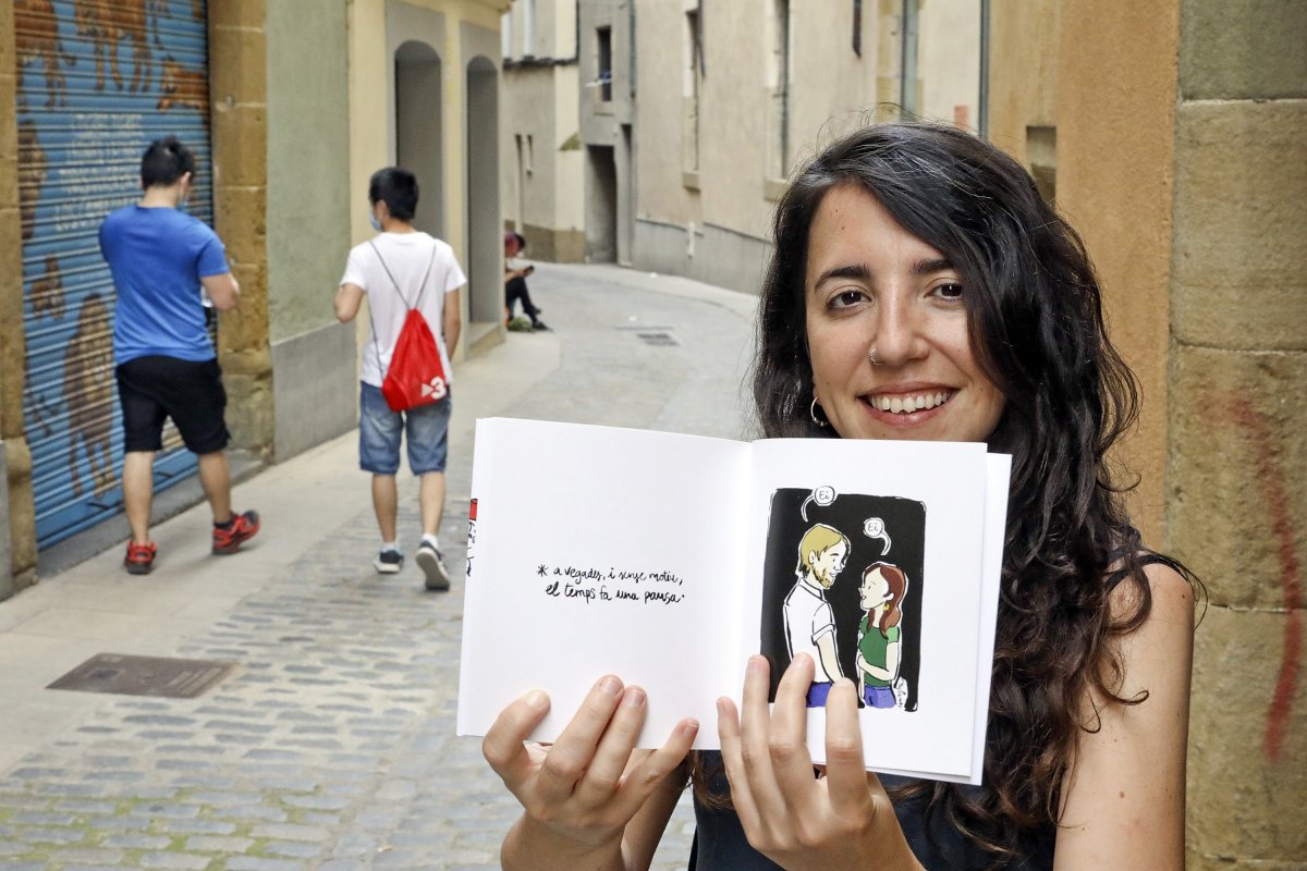 Maria Saladich, amb un exemplar del llibre