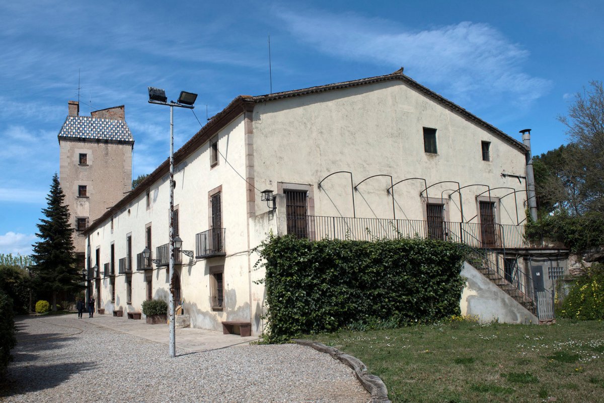 Exterior de la masia de Can Coll amb la torre de defensa