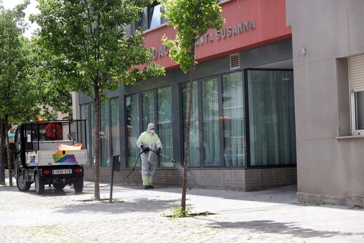 Tasques de desinfecció a l'exterior de la residència Santa Susanna, de Caldes, fa uns dies