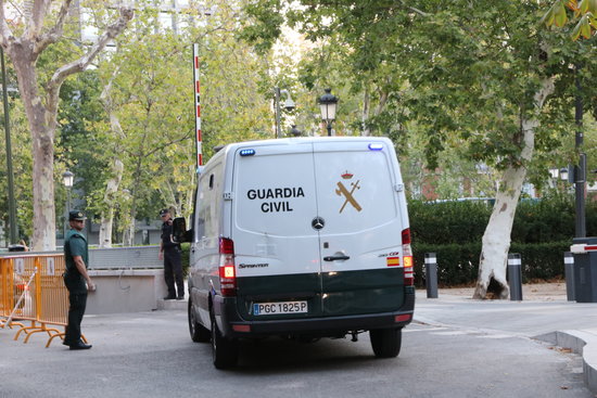 Els furgons policials traslladen els detinguts pels atemptats de Barcelona i Cambrils a l'Audiència Nacional en una imatge d'arxiu