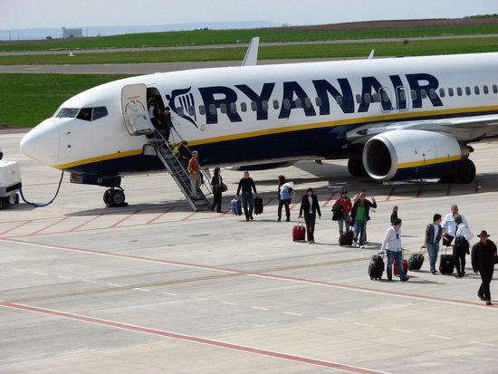 Passatgers baixant d'un avió de Ryanair, en una imatge d'arxiu
