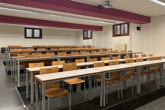 Una aula buida de Facultat de Lleida de la Universitat de Lleida