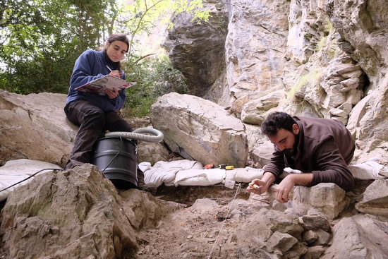 Dos arqueòlegs a la Bauma dels Fadrins a Queralbs