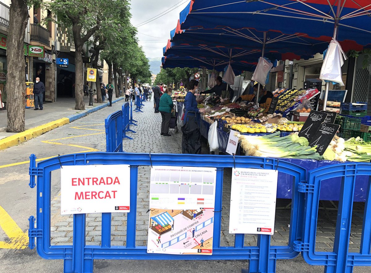 El mercat de Caldes amb les parades d'alimentació al carrer Pi i Margall