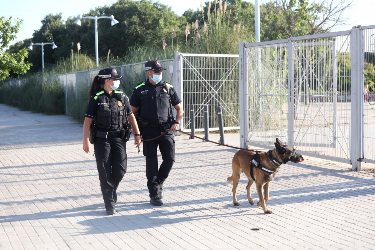 La patrulla de la unitat canina de la Policia Local que ha participat en el reforç de la vigilància a l'entorn del parc Firal